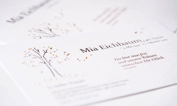 Trauerkarte für Mia Eichbaum mit Baumillustration und Text in eleganter Schrift auf einem weißen Hintergrund.